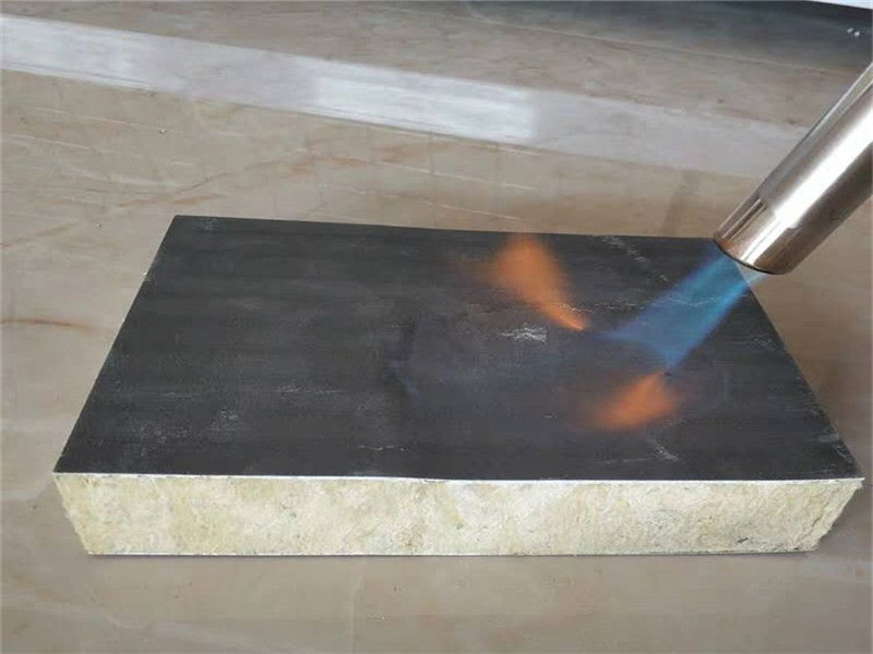 金屬屋面板聚氨酯復(fù)合巖棉板和普通巖棉板有什么區(qū)別？